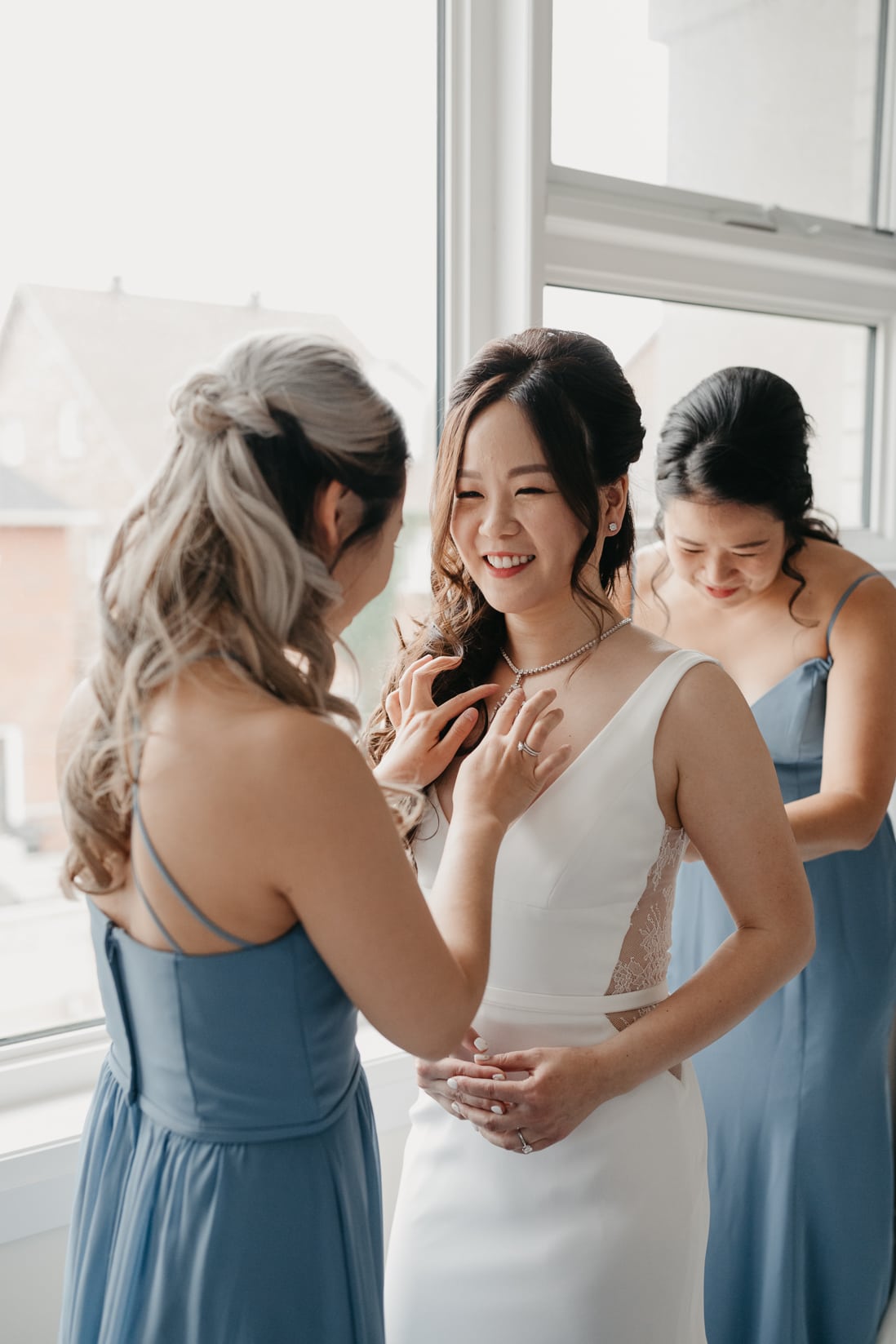 brides sisters helping her get ready at airbnb eightyfifth street photography